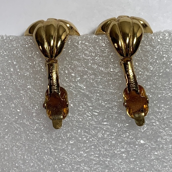 Vintage 1950's Tifari Earrings Cream Gold Tone Petal Drop Clip On 1 inch Jewelry - Picture 4 of 12